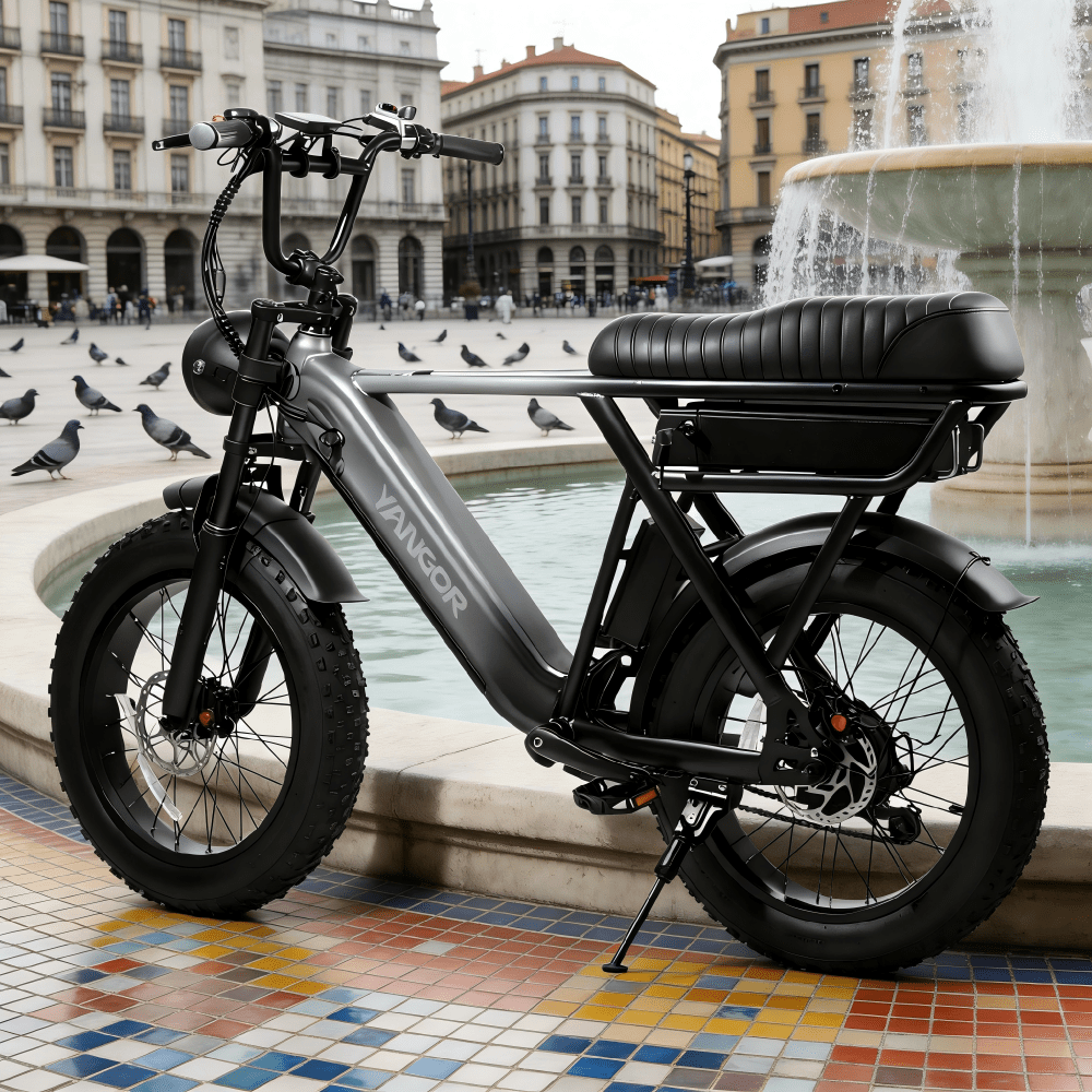 Fat bike elettrica YANGOR Y20 Pro vista di tre quarti da dietro in colore nero in città