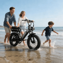 Famiglia che passeggia con la fat bike elettrica YANGOR Y20 Pro in colore nero in riva al mare