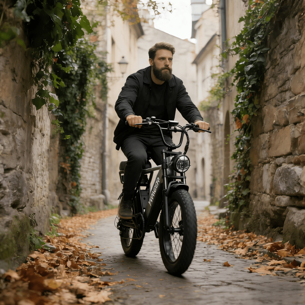 Uomo alla guida della fat bike elettrica YANGOR Y20 Pro in colore nero su un vialetto
