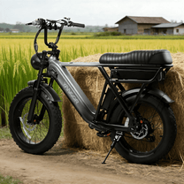 Fat bike elettrica YANGOR Y20 Pro vista di tre quarti da dietro in colore nero su un prato