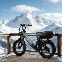 Fat bike elettrica YANGOR Y20 Pro vista di tre quarti in colore nero in montagna in un paesaggio invernale