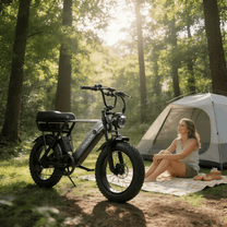 Persona seduta accanto alla fat bike elettrica YANGOR Y20 Pro in colore nero nel bosco al sole