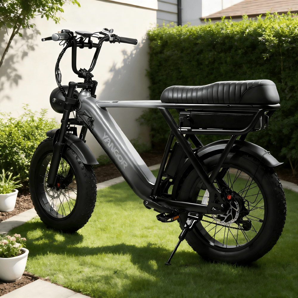 Fat bike elettrica YANGOR Y20 Pro vista di tre quarti in colore nero in un parco