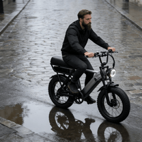 Uomo alla guida della fat bike elettrica YANGOR Y20 Pro in colore nero in una strada