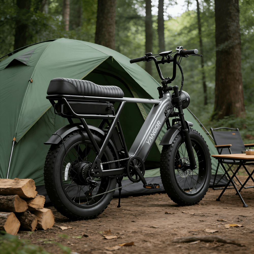Fat bike elettrica YANGOR Y20 Pro vista di tre quarti da dietro in colore nero nel bosco