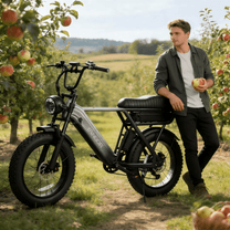 Uomo in piedi con la fat bike elettrica YANGOR Y20 Pro in colore nero su un prato