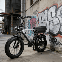Fat bike elettrica YANGOR Y20 Pro vista di tre quarti in colore nero in città