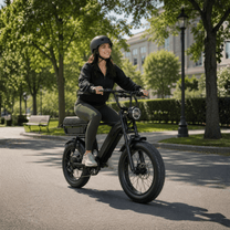 Donna alla guida della fat bike elettrica YANGOR Y20 Pro Max in colore nero in un parco