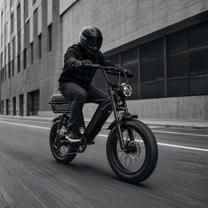 Uomo alla guida della fat bike elettrica YANGOR Y20 Pro Max in colore nero in città