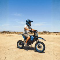 Pilota con la moto da cross elettrica ZAWES S3 in fuoristrada su terreno sabbioso