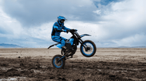 Pilota con la moto da cross elettrica ZAWES S3 in fuoristrada