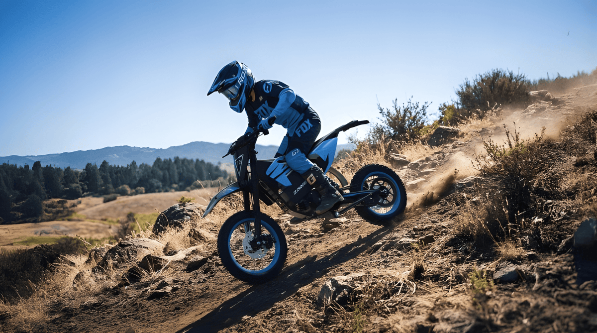 Pilota con la moto da cross elettrica ZAWES S3 in fuoristrada in montagna