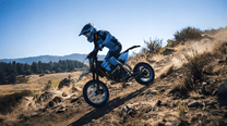 Pilota con la moto da cross elettrica ZAWES S3 in fuoristrada in montagna