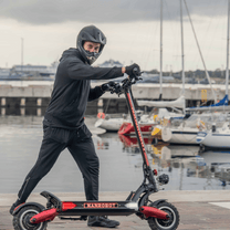 Uomo che passeggia con il monopattino elettrico Nanrobot LS7+