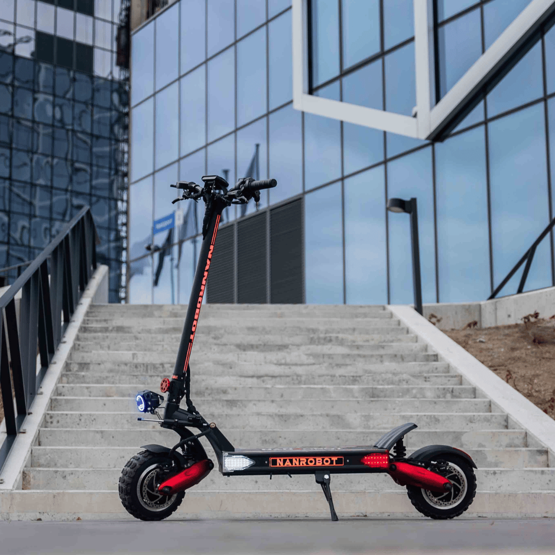 Monopattino elettrico Nanrobot LS7+ visto di tre quarti in città
