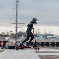 Persona alla guida del monopattino elettrico Nanrobot LS7+