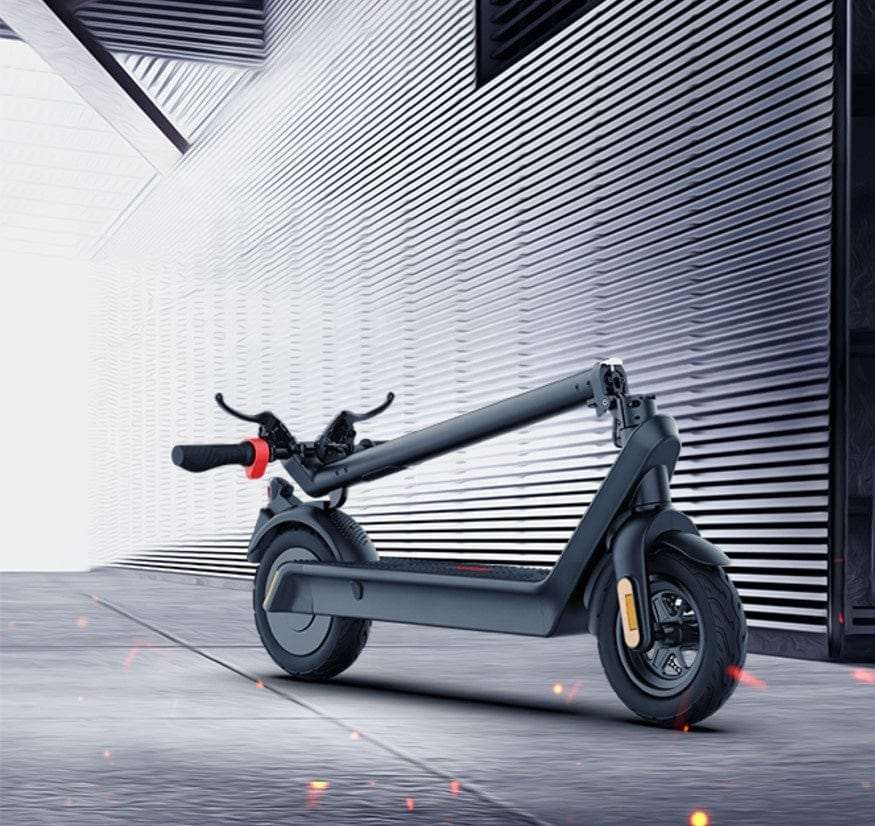 Monopattino elettrico HX X9 Pro Max piegato in una strada