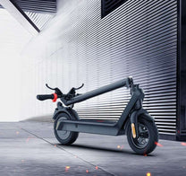 Monopattino elettrico HX X9 Pro Max piegato in una strada