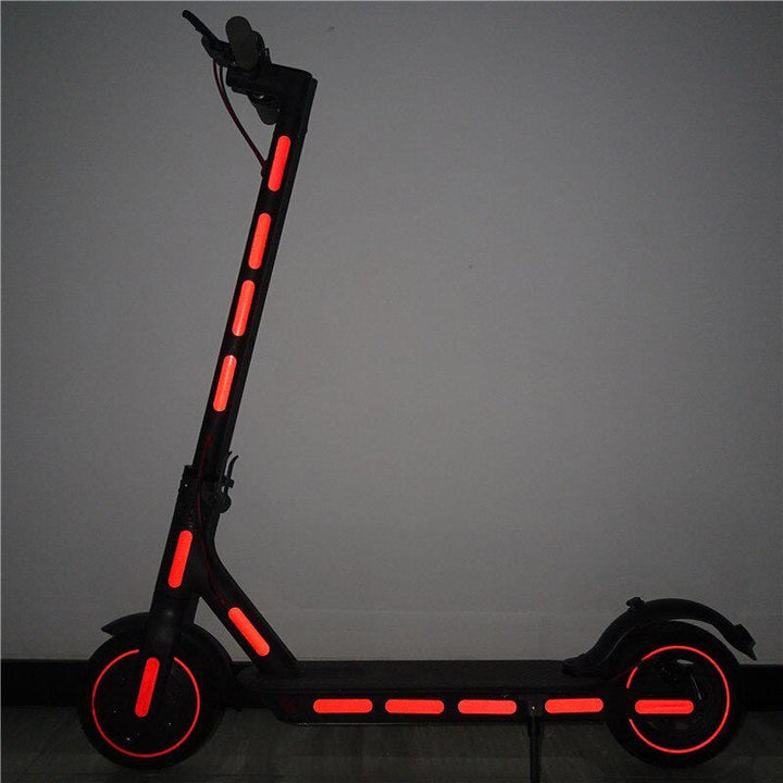 Adesivi catarifrangenti di sicurezza per il telaio in rosso che riflettono la luce sul monopattino elettrico