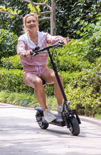 Donna in sella al monopattino elettrico Wheely HVD-3